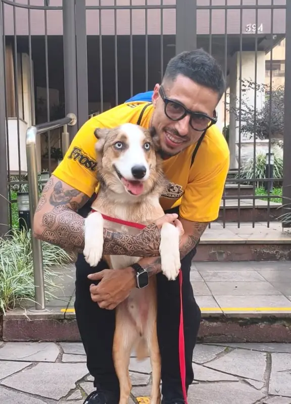 Marcos Cerutti com um cão