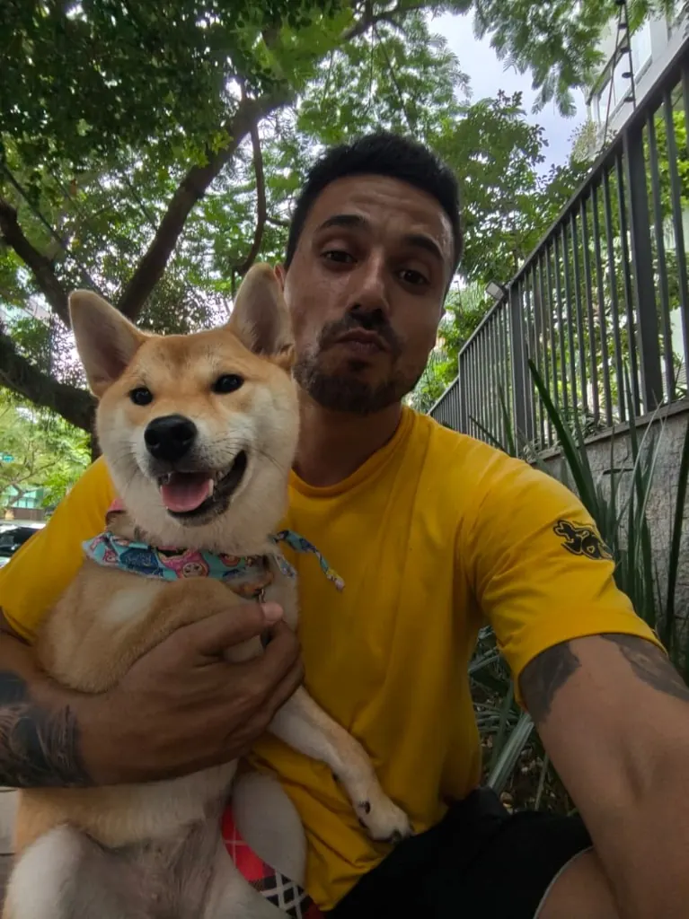 Marcos com um cão no colo